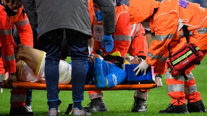 "Chucky" Lozano sufre lesión durante el duelo del Napoli y abandona el juego