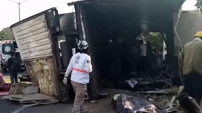 Suman 53 muertos en volcadura de tráiler cargado de migrantes en Tuxtla Gutiérrez