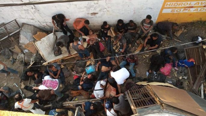 SRE buscará a familias de migrantes fallecidos en volcadura de tráiler en Chiapas: Ebrard