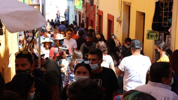 El Callejón del Beso, abarrotado pese al semáforo rojo en Guanajuato por covid