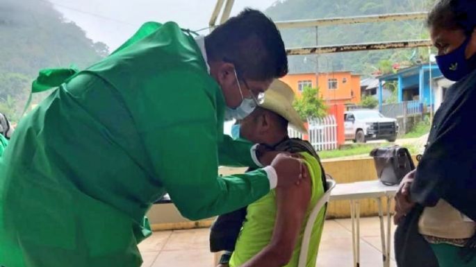 Modesto Ortiz Andrade, de 65 años, primer adulto mayor vacunado en Oaxaca
