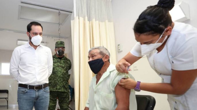 Aplican primeras vacunas a adultos mayores de Yucatán y Campeche