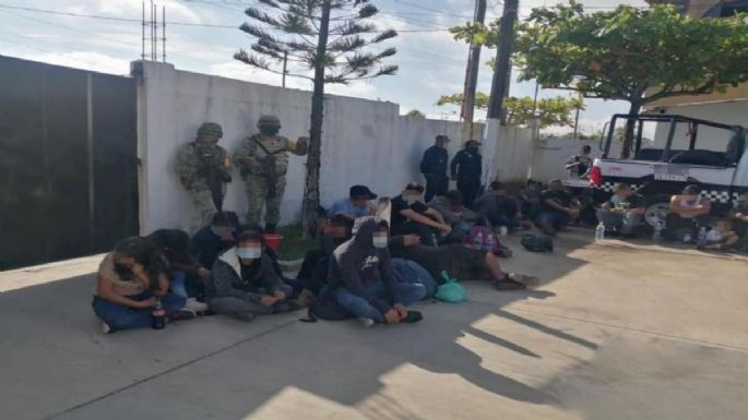 Rescatan a 233 migrantes abandonados en el contenedor de un tráiler en Veracruz