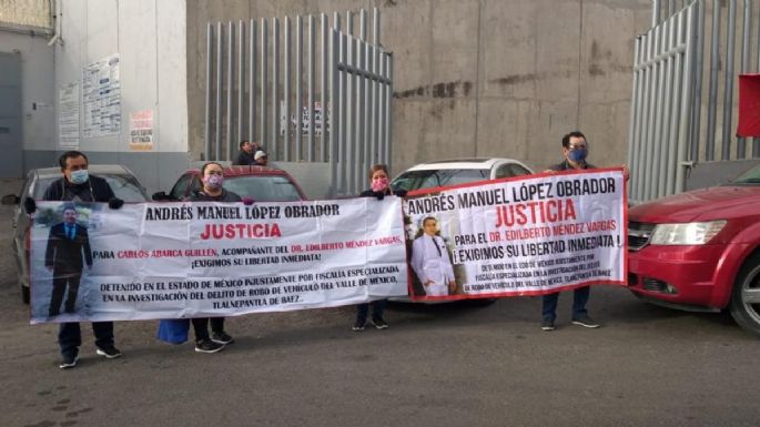 Familiares exigen la liberación de un médico chiapaneco detenido en Edomex junto con su asistente