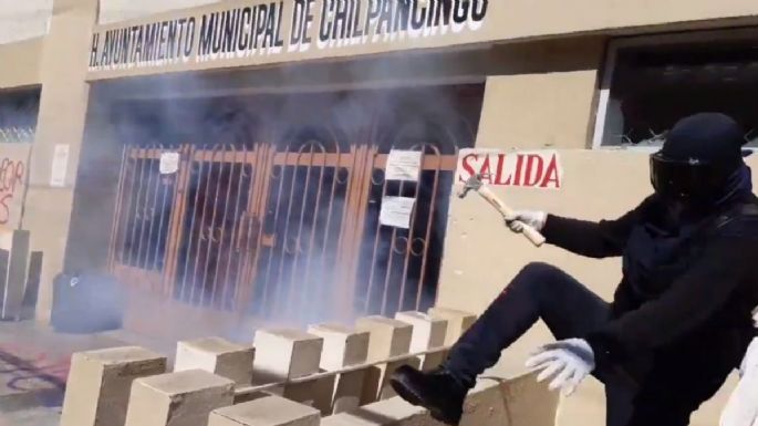 Mujeres marchan en Chilpancingo y vandalizan edificios en protesta por la candidatura de Salgado
