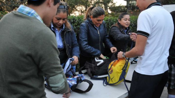 SEP revelará si encontró sustancias y objetos peligrosos en revisión de mochilas