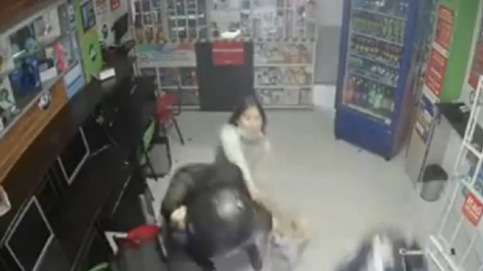 Una menor de edad enfrenta con un machete a ladrones armados para defender a su mamá