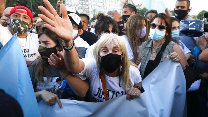 Familia y fanáticos de Maradona marchan en Argentina: "no murió, lo mataron"