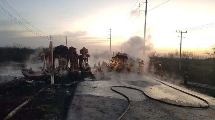 Mueren 11 personas tras choque de pipa y autobús en Nuevo León