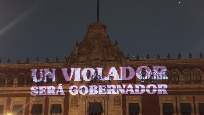 "Un violador será gobernador", feministas vuelven a proyectar mensajes en Palacio Nacional
