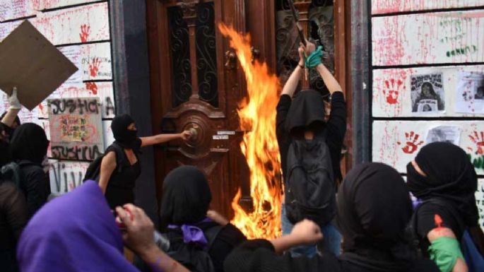 Congreso de Puebla presenta denuncia contra feministas por daños al edificio en el 8M