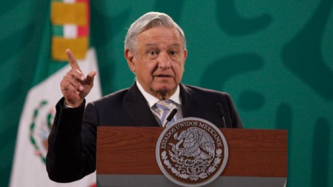 AMLO amaga con reforma constitucional si se frenan cambios a industria eléctrica