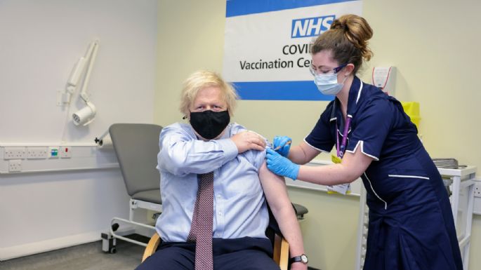 Boris Johnson recibe primera dosis de la vacuna de AstraZeneca