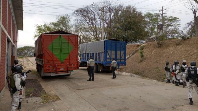 Rescatan en Chiapas a 329 centroamericanos que viajaban ocultos en tres camiones