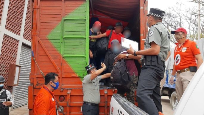 Rescatan en Chiapas a 329 centroamericanos que viajaban ocultos en tres camiones