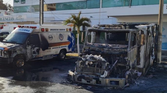 En ambulancias incendiadas, dejan mantas con amenazas por el cobro de derecho de piso en Cancún