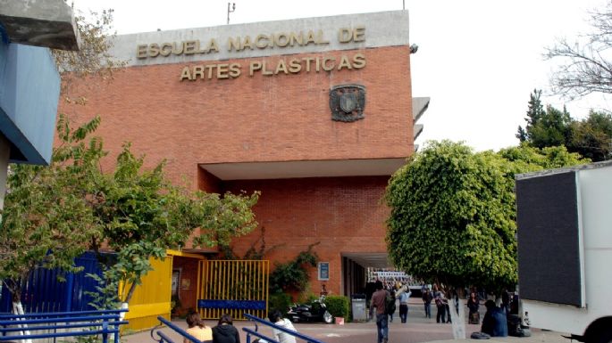 Grupo de encapuchados irrumpen ilegalmente las instalaciones de la FAD de la UNAM