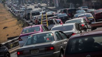 Escasez de placas en CDMX; una empresa concentra la proveeduría