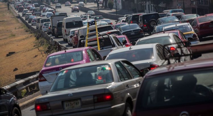 Escasez de placas en CDMX; una empresa concentra la proveeduría