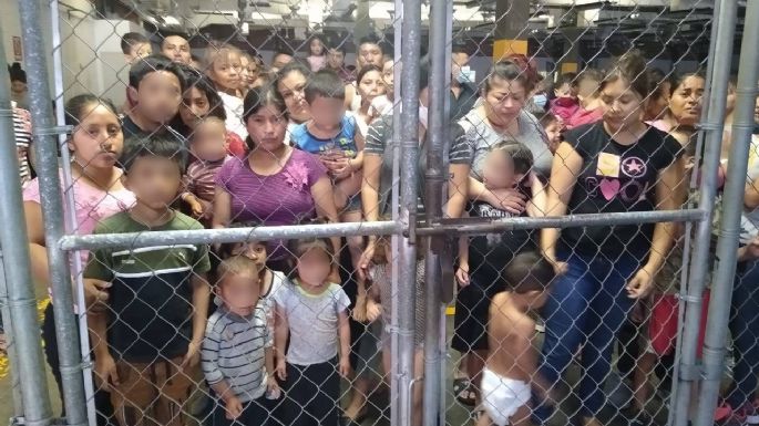 Como en EU con Trump, México mantiene a migrantes, incluidos niños, hacinados en jaulas (Video)