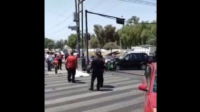 Conductor se pasa el alto al escapar de la policía y mata a repartidor de Uber