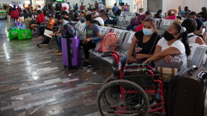 Aeropuerto, autopista y central camionera lucen abarrotados pese a la pandemia
