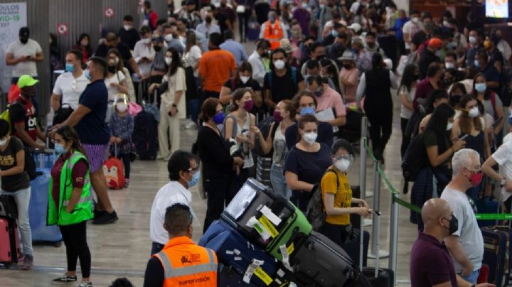 Aeropuerto, autopista y central camionera lucen abarrotados pese a la pandemia