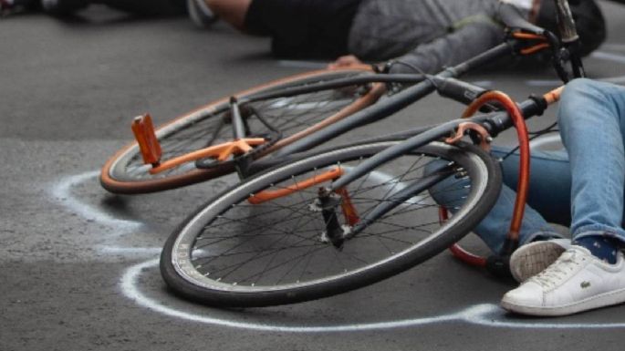 Muere ciclista atropellado por camionetas que chocaron en San Juan de Aragón