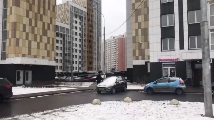 Mujer arroja al bebé de su amiga desde un treceavo piso en Rusia