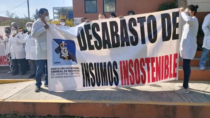 SLP: con bloqueo, personal del hospital “Ignacio Morones Prieto” exige insumos