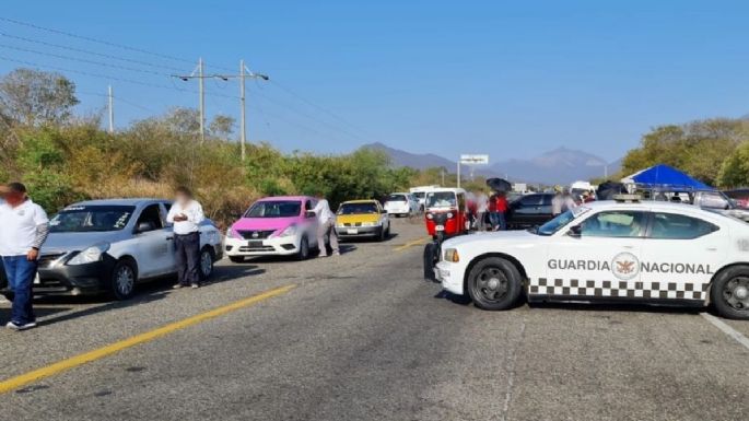 Trabajadores de la salud de Oaxaca bloquean vías para exigir vacuna contra covid-19