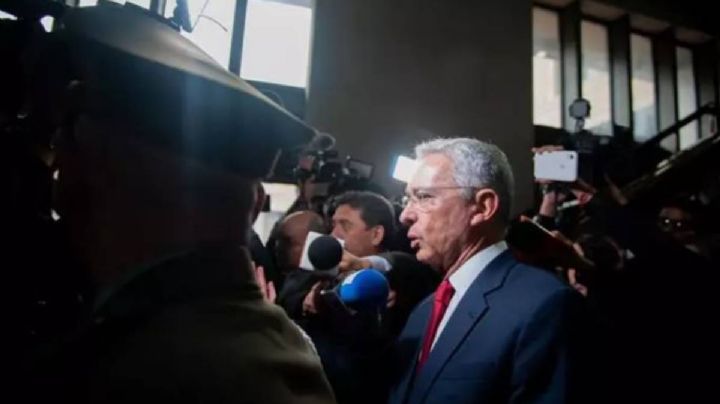 Uribe acusa a Santos de "hacerse la víctima" en demanda por tráfico de influencias