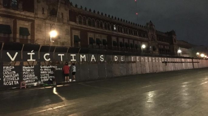 Pintan nombres de víctimas de feminicidio en valla instalada en Palacio Nacional