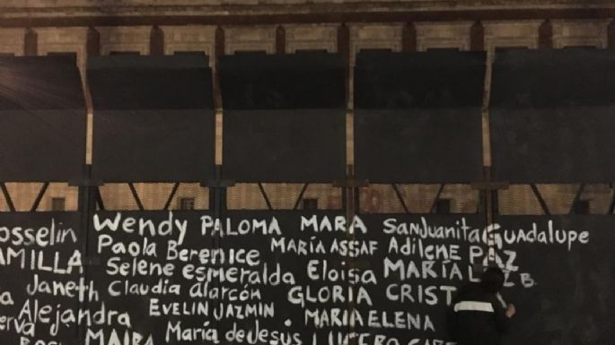 Pintan nombres de víctimas de feminicidio en valla instalada en Palacio Nacional