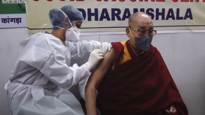El Dalai Lama recibe la vacuna contra el covid-19
