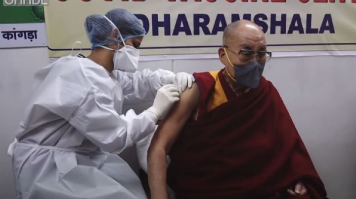 El Dalai Lama recibe la vacuna contra el covid-19