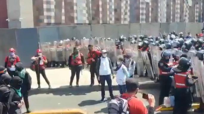 Encapsulan a grupo de mujeres afuera del Metro Hidalgo; cuatro fotógrafas son detenidas