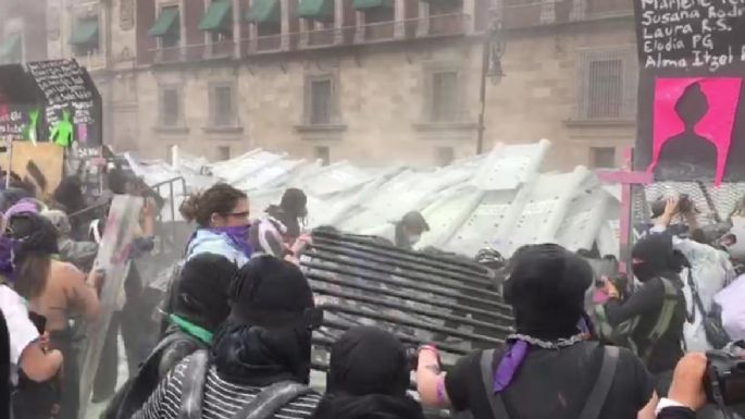 Vallas de Palacio Nacional son derribadas por un grupo de mujeres