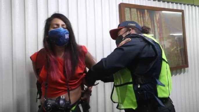 Suspenden a policías involucrados en agresión a fotorreporteras que cubrían marcha del 8M