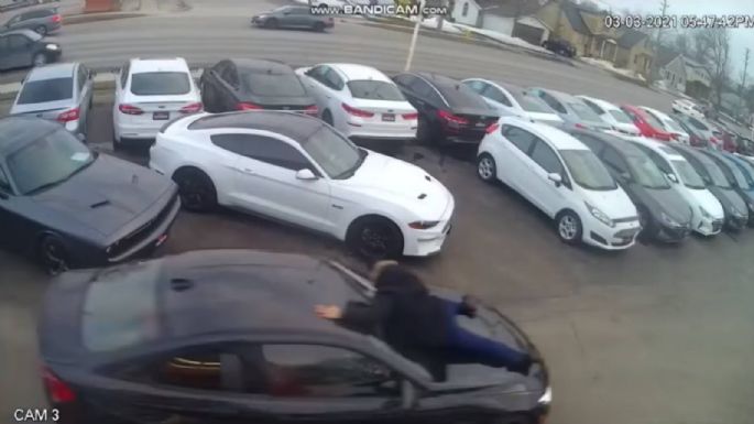 Un hombre roba un BMW de una agencia... con todo y vendedor (Video)