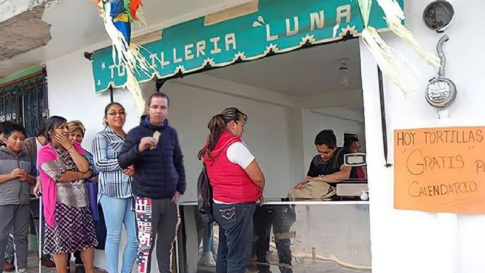 Ricardo Anaya celebra el Día del Taco en la fila de las tortillas