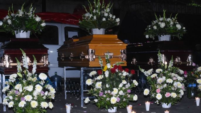 Velan cuerpos de asesinados en Guerrero afuera de la Segob