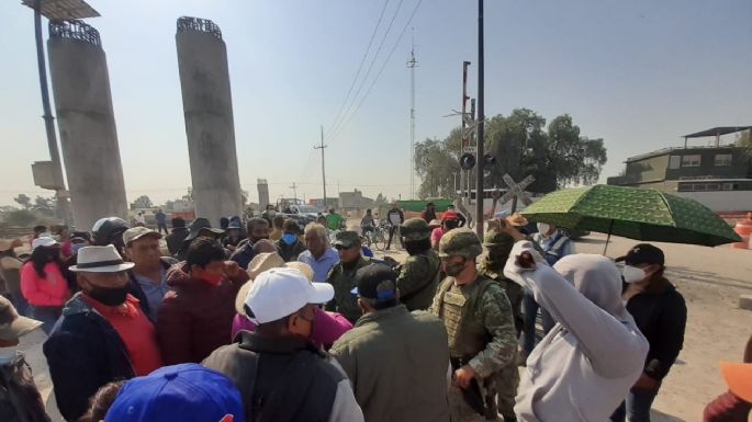 Comuneros de Xaltocan bloquean el AIFA por obras de mala calidad