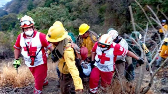 Labores para mitigar el fuego en zona boscosa de Tepoztlán provoca lesiones e intoxicación a voluntarios