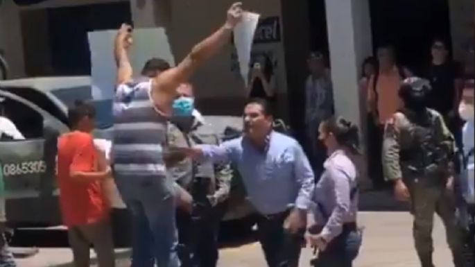 Silvano Aureoles agrede a manifestante en Aguililla y lo captan en video