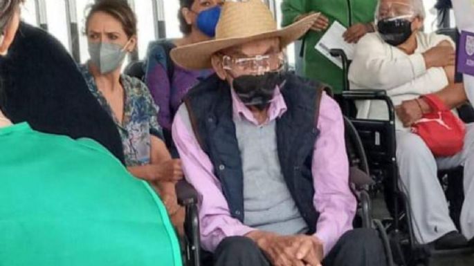 Luis Echeverría, acusado de la matanza del 68, va a la UNAM por su vacuna