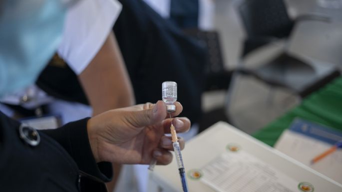 Enfermera sustituyó vacuna de Pfizer con solución salina en miles de adultos mayores en Alemania