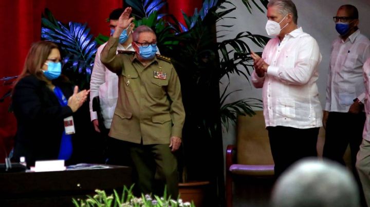 Díaz-Canel asume el Partido Comunista de Cuba pero seguirá consultando a Castro