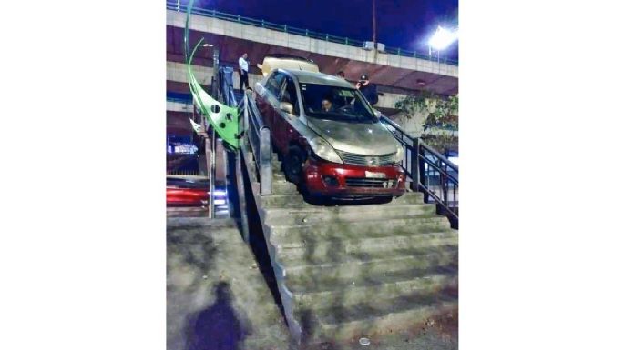 Quiso atravesar en Naucalpan puente peatonal… ¡con todo y taxi!