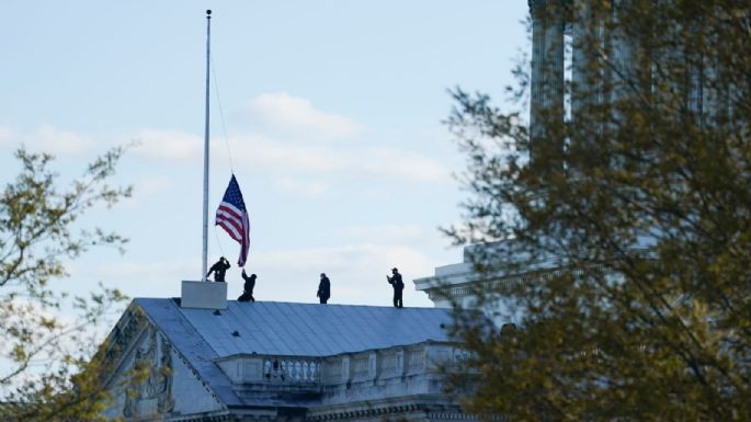 Biden ordena colocar bandera a media asta por asesinato de policía en el Capitolio